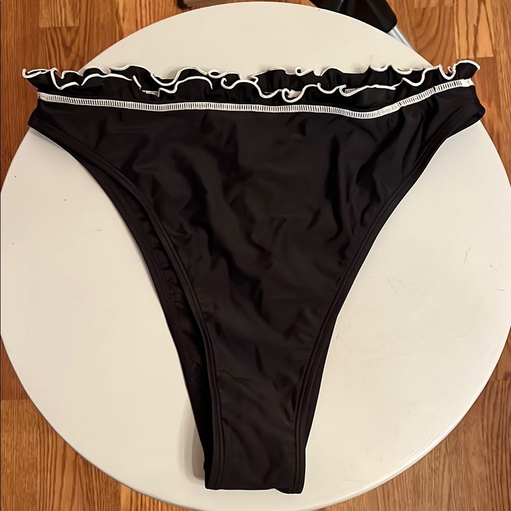 NWT Cupshe Black and White Ruffle Bikini Bottom